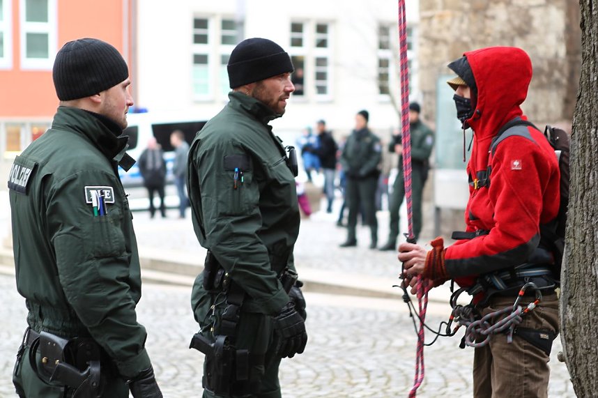 Abgeseilt und demonstriert