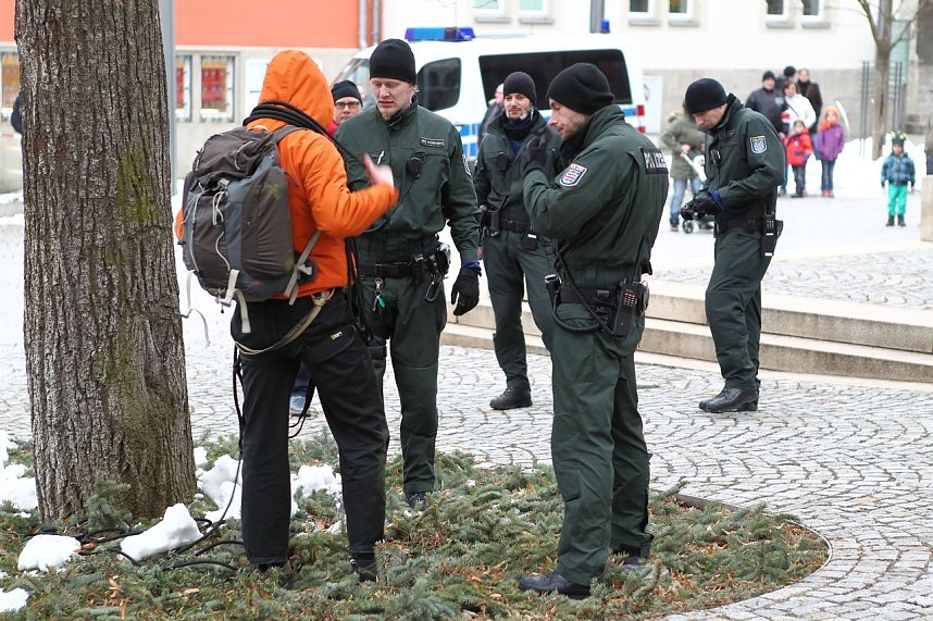 Abgeseilt und demonstriert