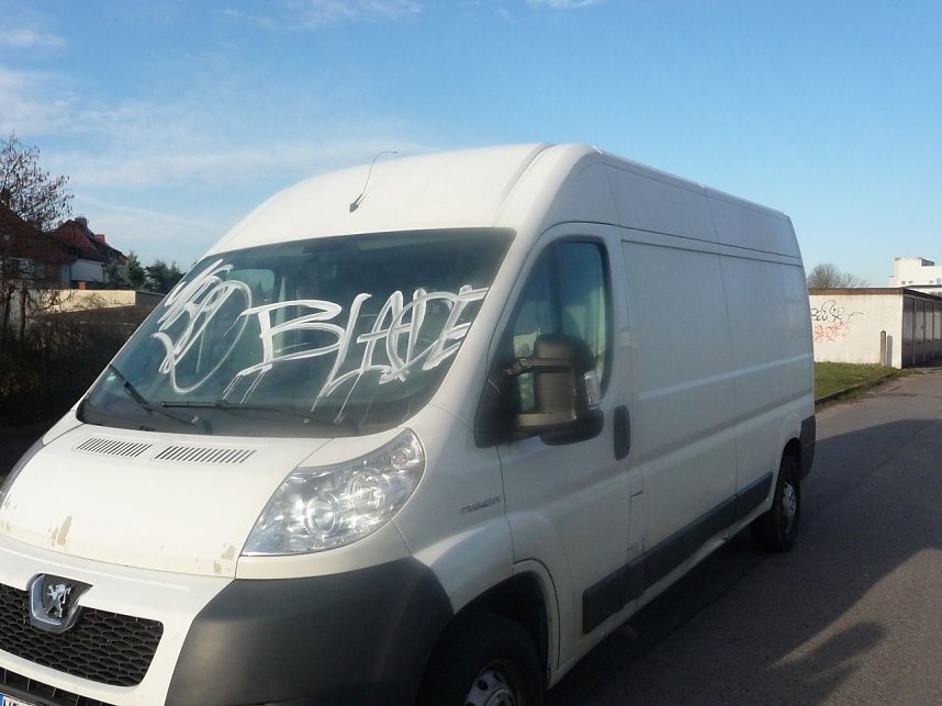 Beschmierte Autos und Garagen