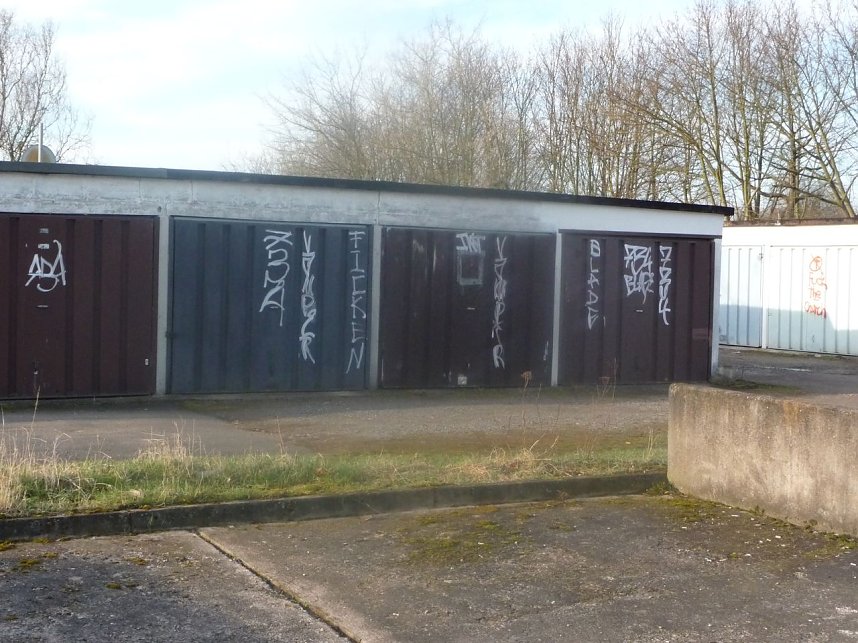 Beschmierte Autos und Garagen