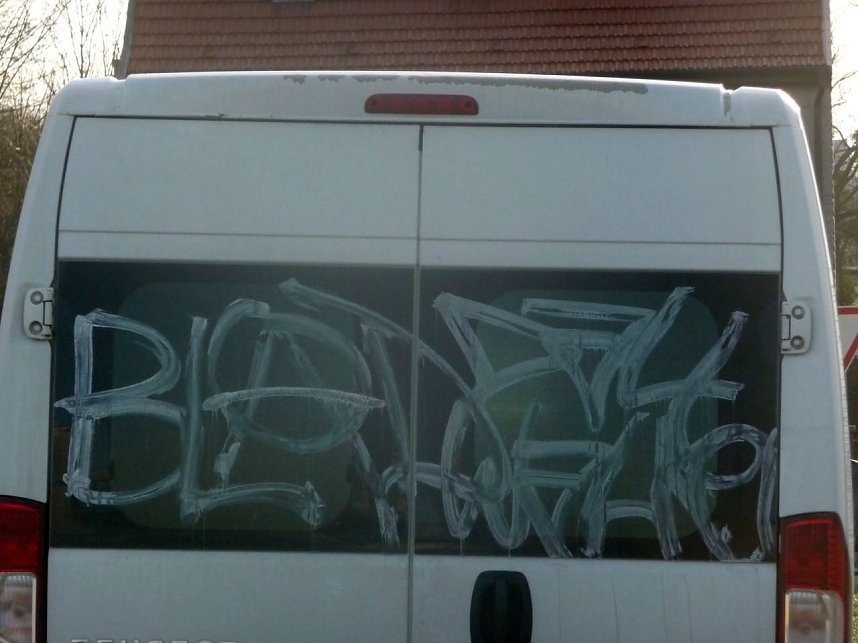 Beschmierte Autos und Garagen