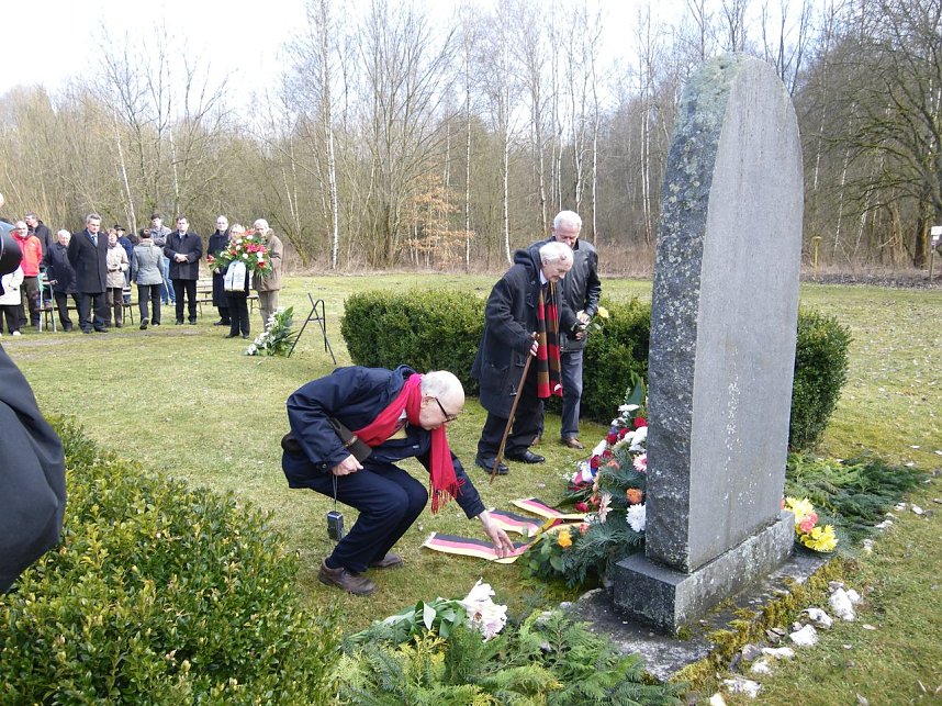 Ehemalige H&auml;ftlinge des KZ Buchenwald, Mittelbau-Dora und Juliush&uuml;tte verneigten sich am Sonnabendnachmittag in Trauer und Respekt vor dem Gedenkstein.