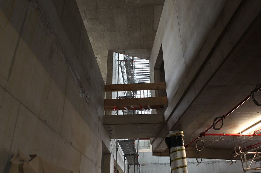 Rundgang: Aufgang zur 1. Etage der Bibliothek