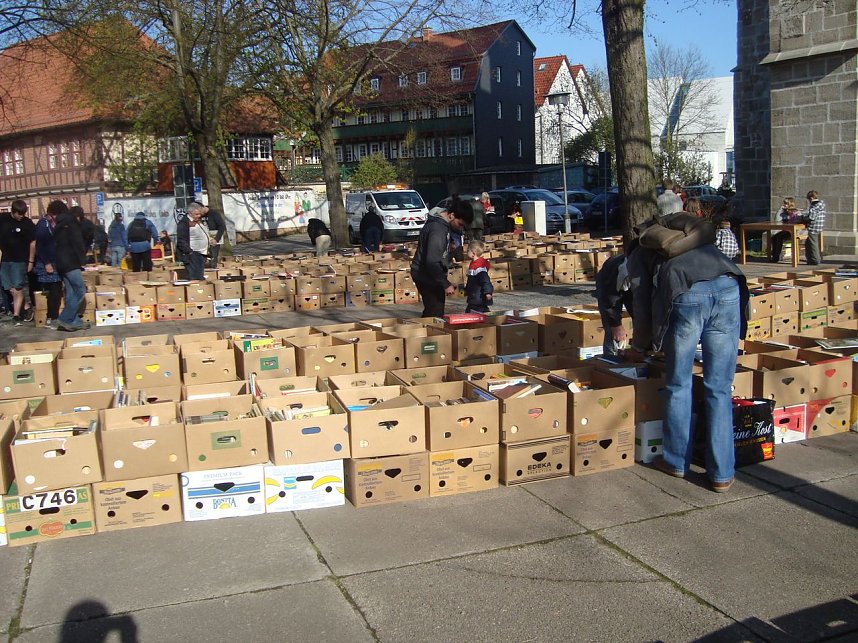 B&uuml;chermarkt zum Kindertag vor der Blasiikirche