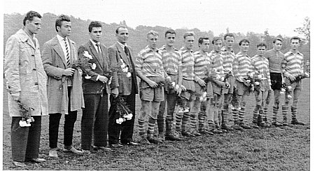 Zum 75.: Teichmann (links) 1969 als Trainer der 2. Mannschaft nach Aufstieg