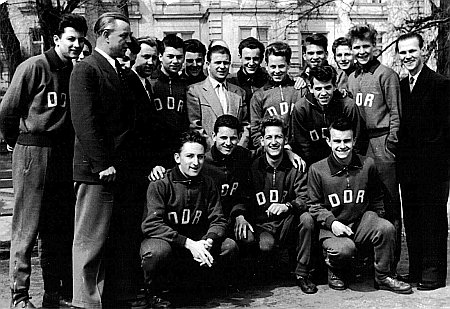 Zum 75.UEFA-Turnier 1956 in Budapest. Teichmann auf dem Gruppenbild vorn 2. von links. Dahinter weiter rechts vorgebeugt Manfred Willing. Stehend in der Mitte mit Anzug Ferenc Pusk&aacute;s