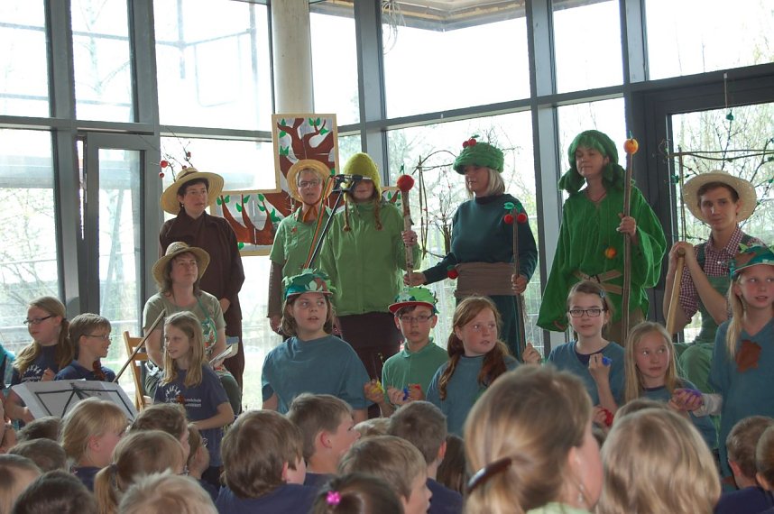 Baumfest gefeiert und B&auml;ume gepflanzt