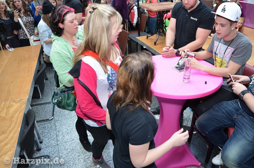 Luca H&auml;nni in der Galerie