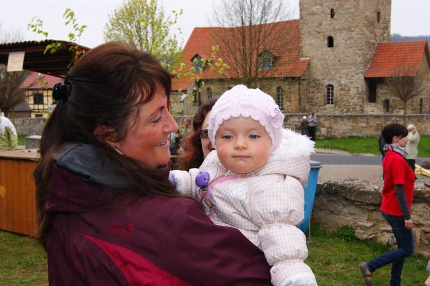 Maibaum in Obergebra gesetzt