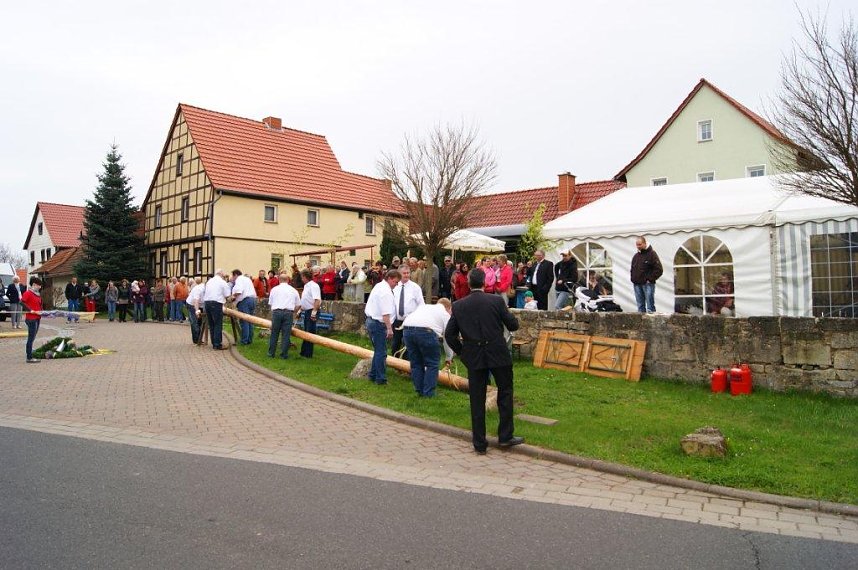 Maibaum in Obergebra gesetzt