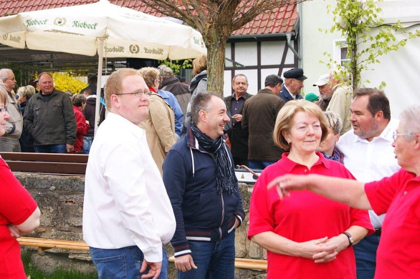 Maibaum in Obergebra gesetzt