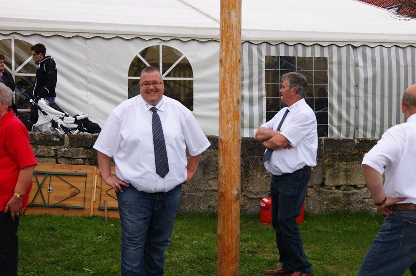 Maibaum in Obergebra gesetzt