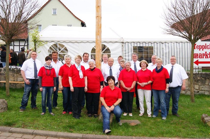 Maibaum in Obergebra gesetzt