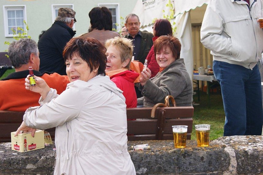 Maibaum in Obergebra gesetzt