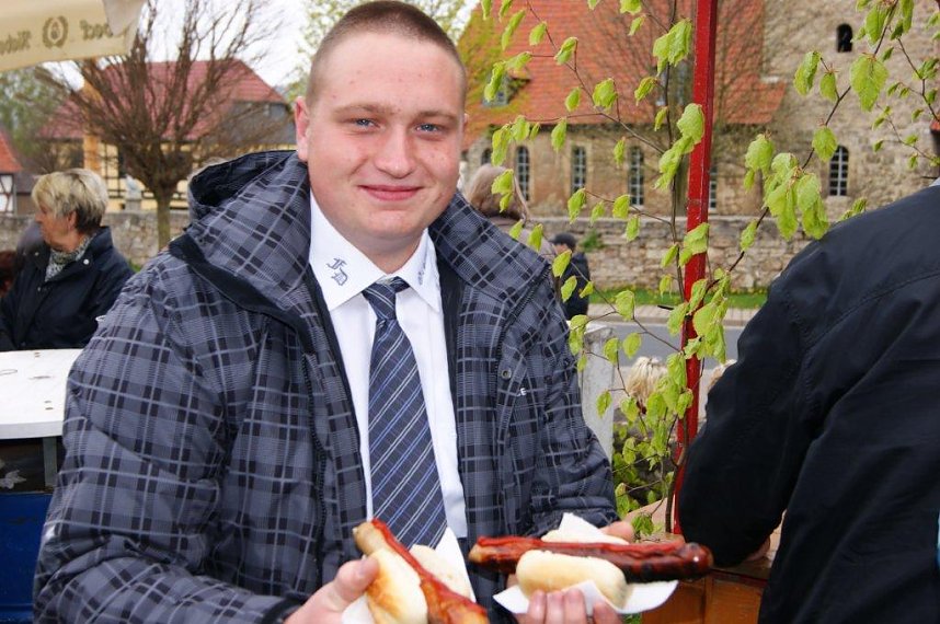 Maibaum in Obergebra gesetzt