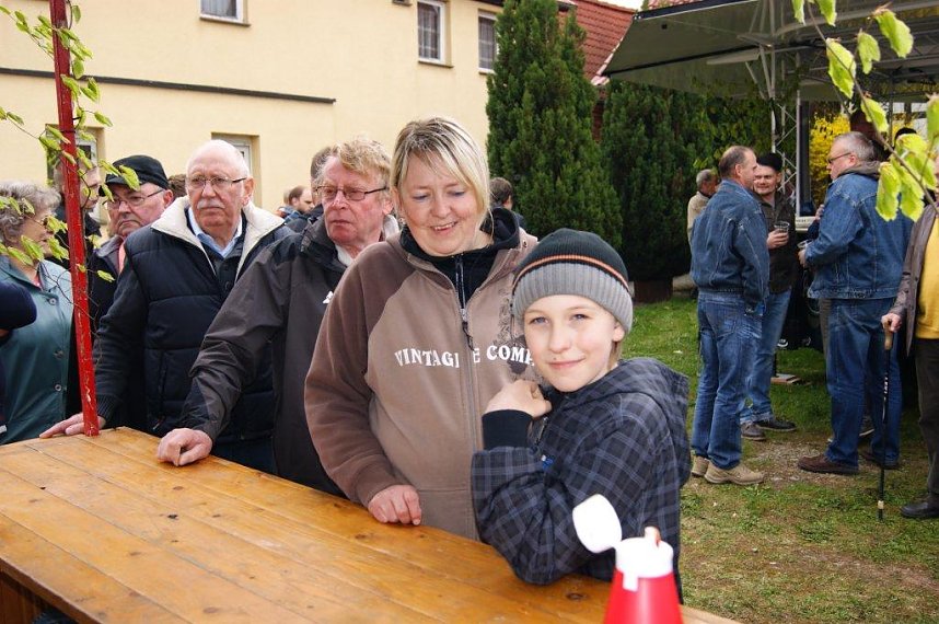 Maibaum in Obergebra gesetzt