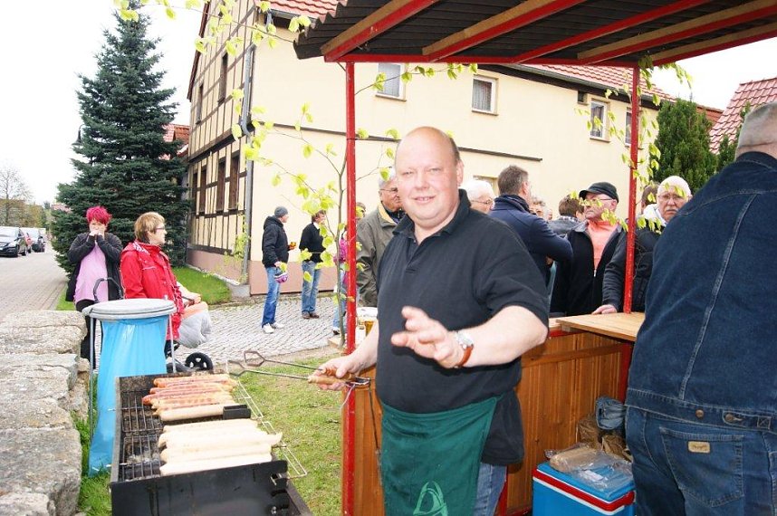 Maibaum in Obergebra gesetzt