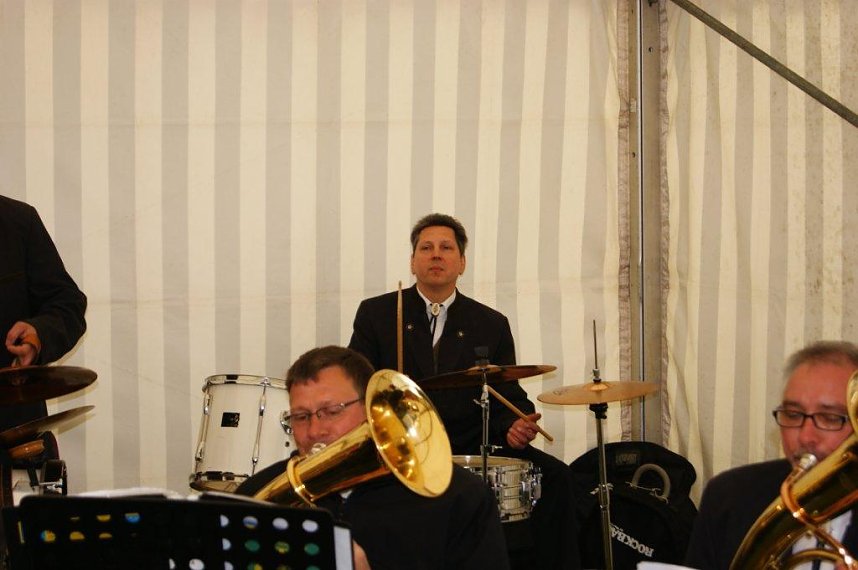 Maibaum in Obergebra gesetzt