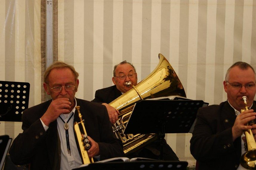 Maibaum in Obergebra gesetzt