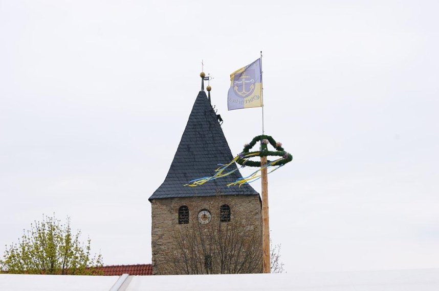 Maibaum in Obergebra gesetzt