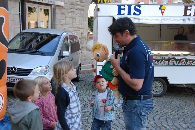 Schlangenshow auf dem Rathausplatz