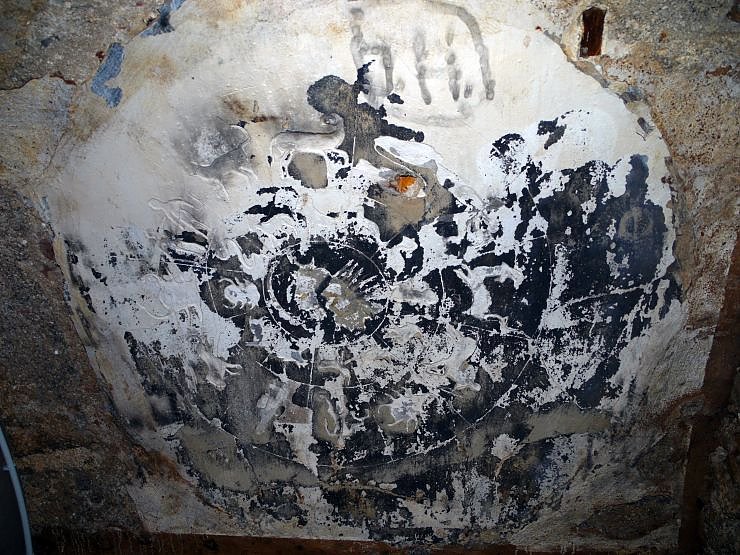 Auch an den W&auml;nden finden sich geheimnisvolle Symbole