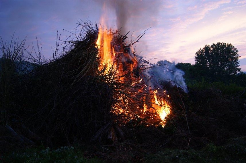 Pfingstfeuer in Obergebra