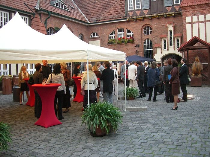 "Prost, Herinette" in der Traditionsbrennerei