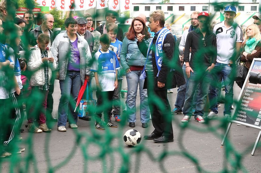 Torwandschie&szlig;en mit Olaf Thon