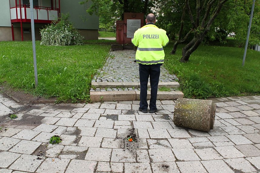 Gedenkstein gesch&auml;ndet