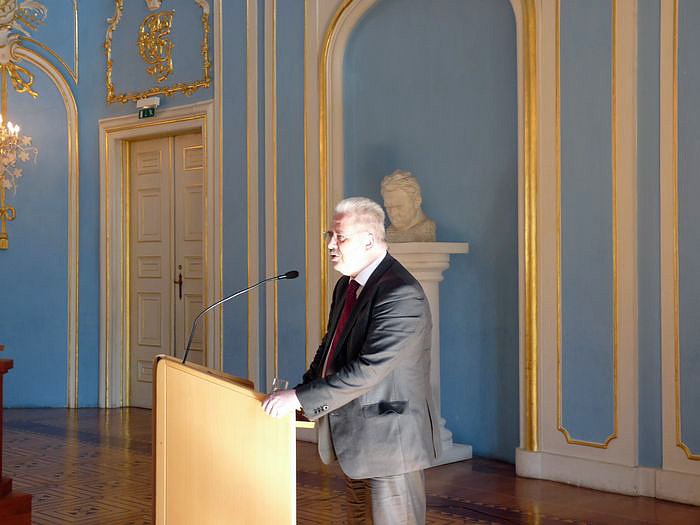 "Zwischen Prunk und Politik"