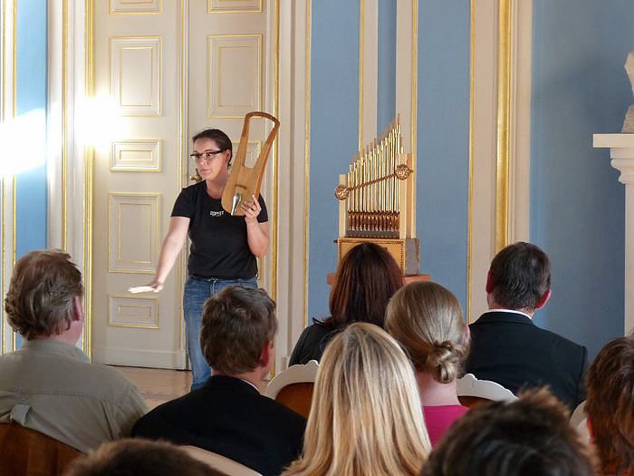 "Zwischen Prunk und Politik"