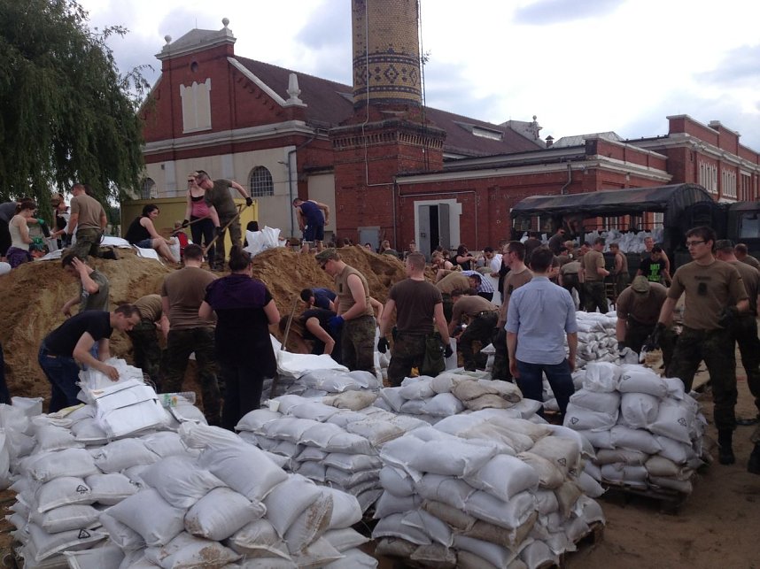 Einsatz:  Sandsack f&uuml;llen in Dresden-Cossebaude