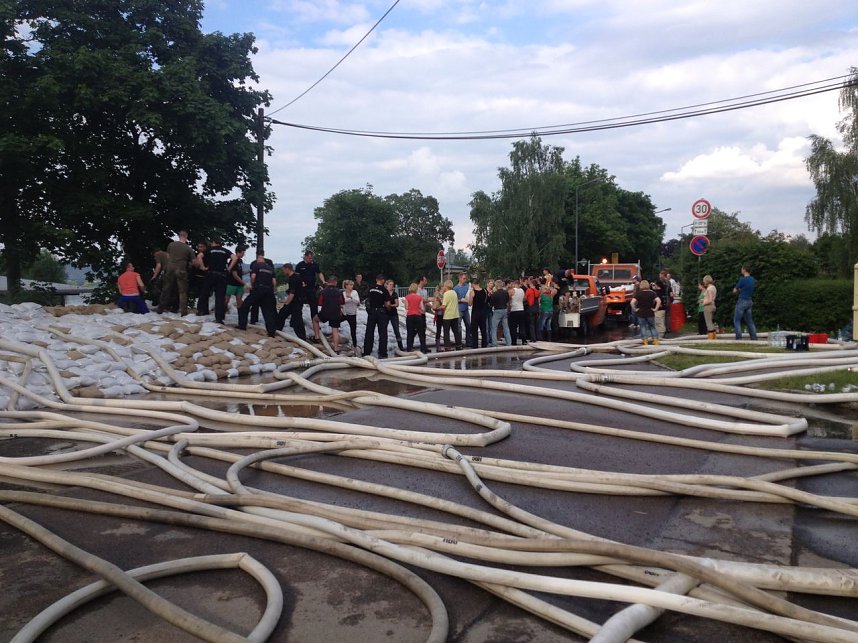 Teamwork in Dresden-Cossebaude am Sandsackdamm