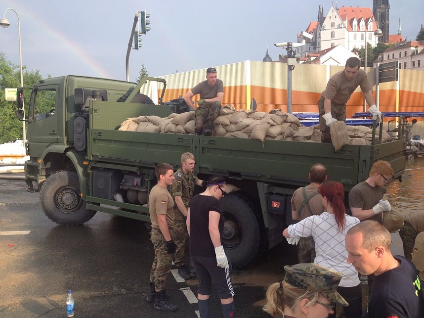  Mit Watf&auml;higen LKW wurden die Sands&auml;cke transportiert