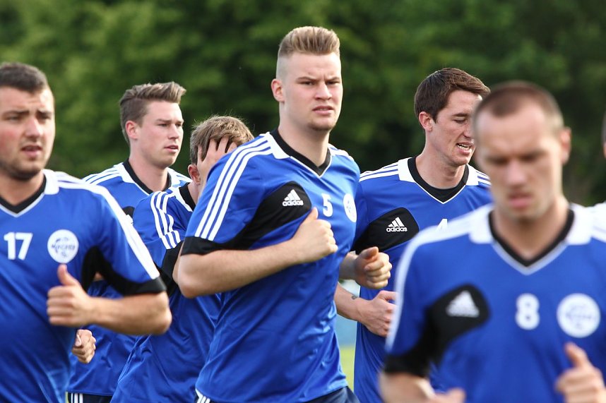 Sebastian Mai (Bildmitte)