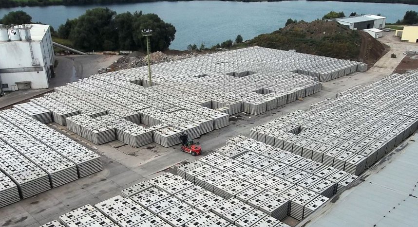 Gro&szlig;auftrag: Blick auf die Lagerfl&auml;che