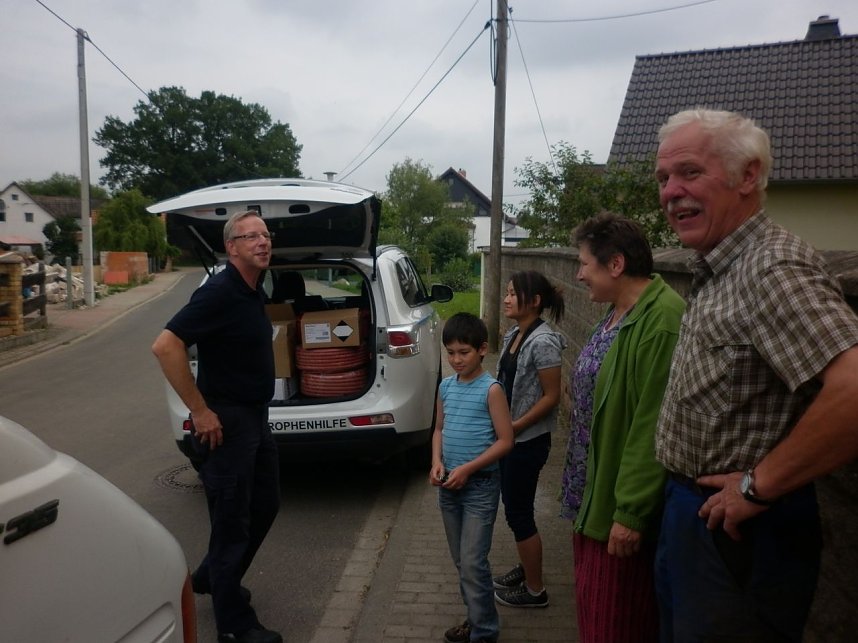  Andreas Teichert aus Berlin bringt 80 m Gartenschlauch zum Biohof Reiche in Gruna