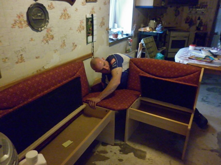 Tino Weimer baut die mitgebrachten M&ouml;bel gleich auf