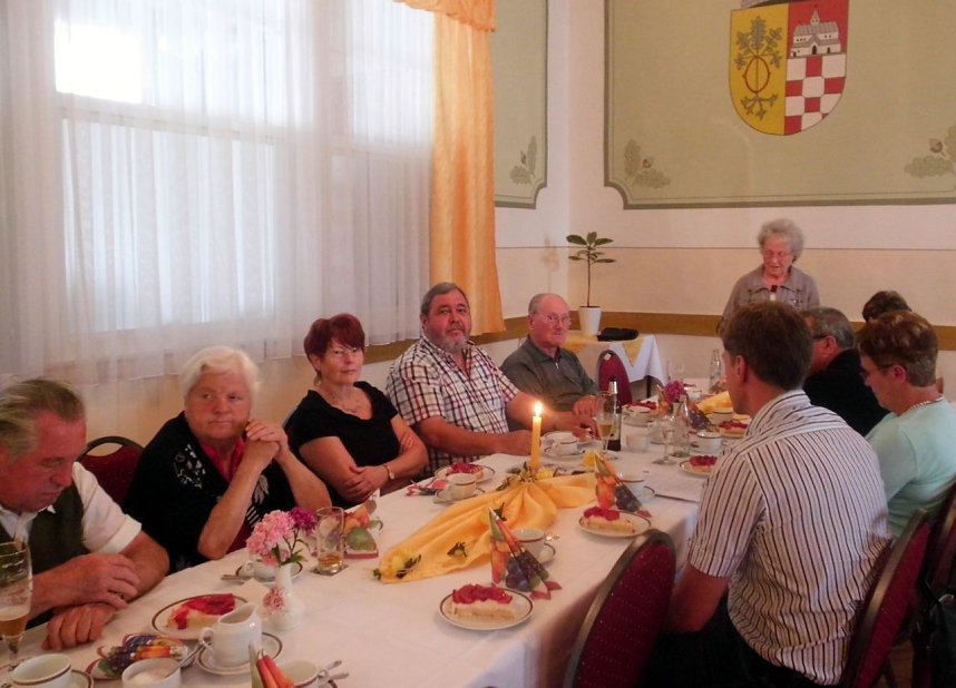 Vorsitzende Ingrid M&uuml;ller begr&uuml;&szlig;te herzlich die Teilnehmer am Grillnachmittag