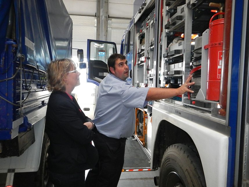 Inge Klaan zu Besuch beim THW