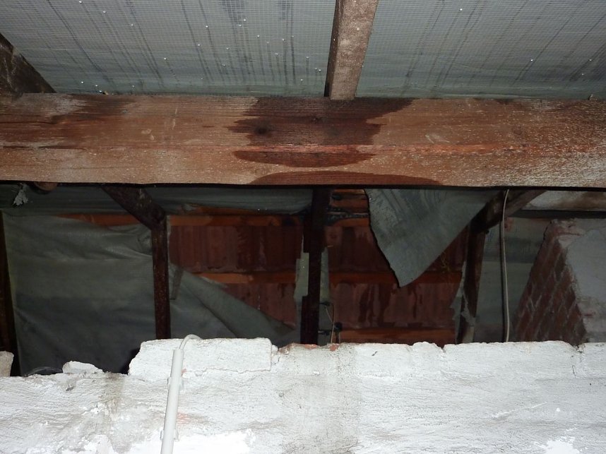 Einschlag und Balkenbrand