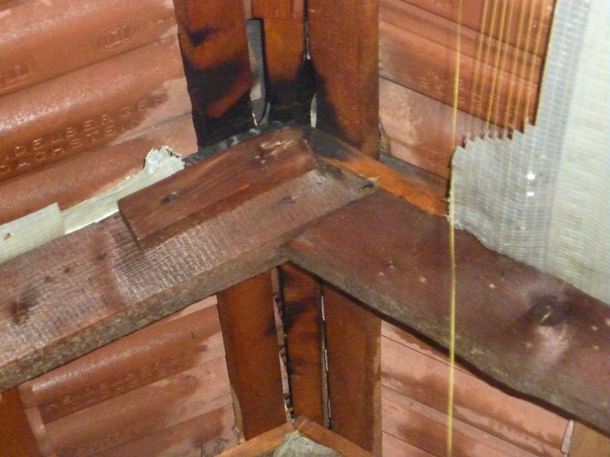 Einschlag und Balkenbrand