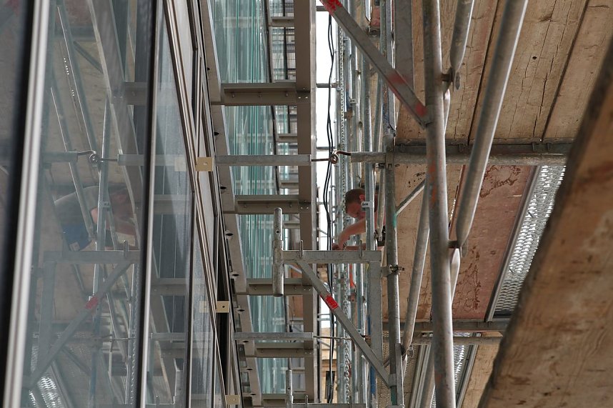 Der Blick zwischen die Fassade