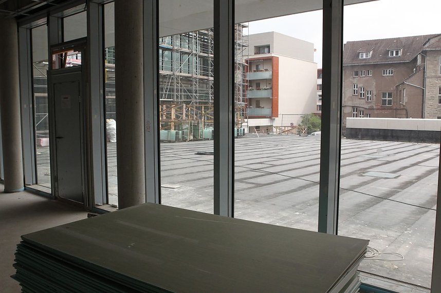 Blick vom Cafe auf die Terrasse