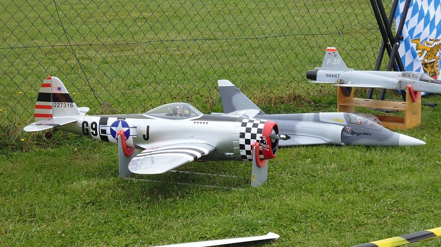 &Uuml;ber den Wolken und am Boden