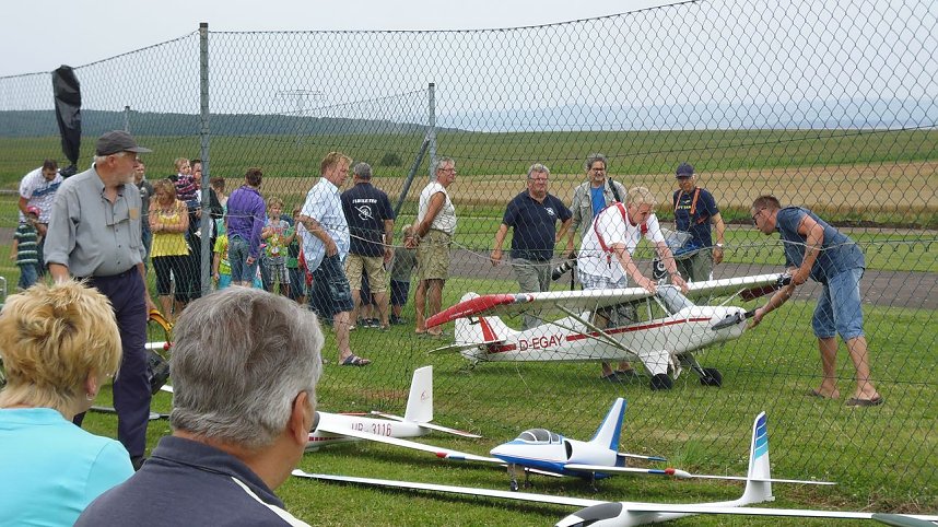 &Uuml;ber den Wolken und am Boden