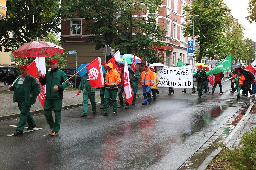 Mitarbeiter der Service-Gesellschaft protestierten