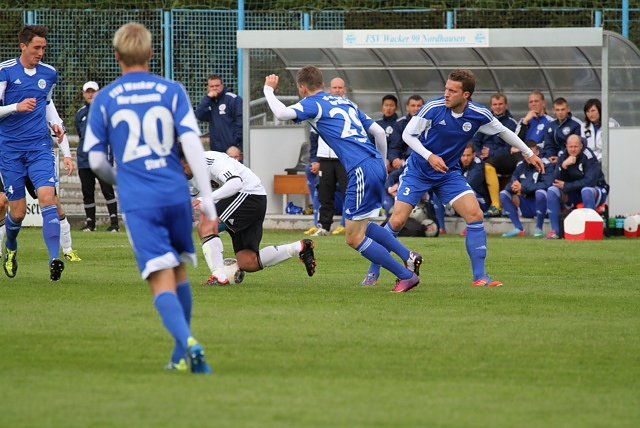 Erste Halbzeit, viele Abspielfehler