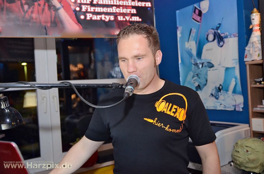 Radio OKN Nutzer feiern